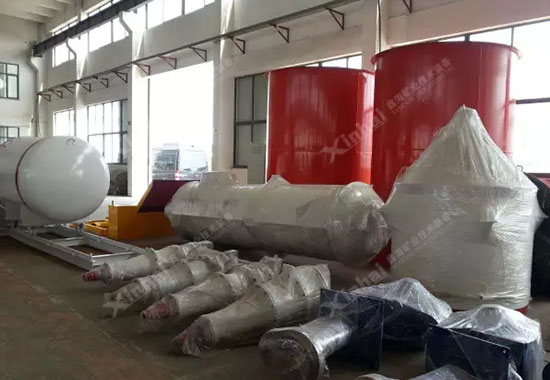 為確保設(shè)備安然無損地抵達(dá)選廠，鑫海建立了完善的包裝發(fā)運(yùn)管理體系：利用防水纏繞、拉伸膜、托盤、木箱等多種形式避免碰撞、磨損、腐蝕等運(yùn)輸過程中可能產(chǎn)生的損傷。