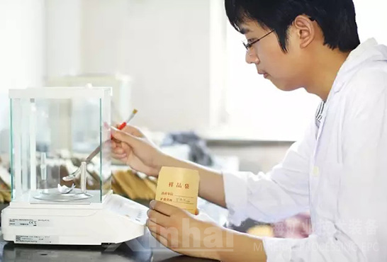 試驗(yàn)員正在對客戶的樣品進(jìn)行精細(xì)稱重