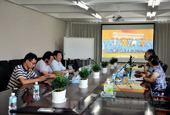 戴志全處長等一行聽取了鑫海礦裝行政總監(jiān)韓卿旺的工作匯報。