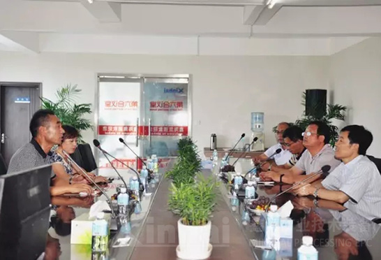 在談到鑫海互聯(lián)網(wǎng)運營模式的時候，雙方展開了深入的探討。
