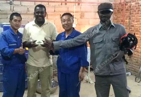 黃燦燦的金錠承載著客戶(hù)的喜悅