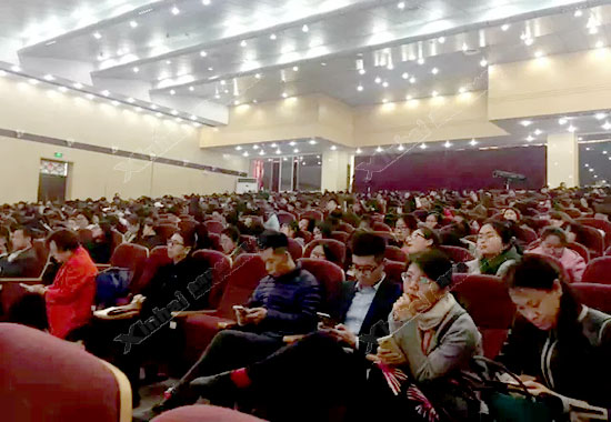 大會現(xiàn)場，與會嘉賓認真聆聽張云龍先生關(guān)于“鑫海礦裝M2B跨境電商模式”的實戰(zhàn)經(jīng)驗分享。