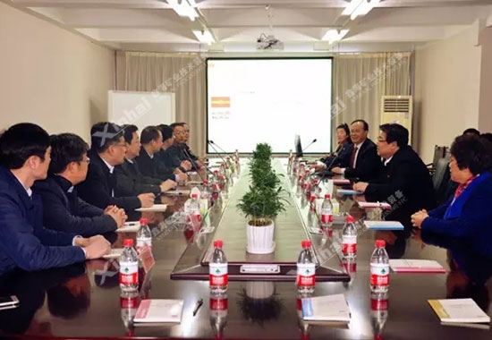 乳山市黨政考察團(tuán)一行人在認(rèn)真聽(tīng)取董事長(zhǎng)張?jiān)讫埖墓ぷ鲄R報(bào)。