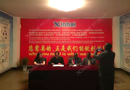 在凌晨五點(diǎn)多，我們與客戶順利簽下了項(xiàng)目合同協(xié)議。