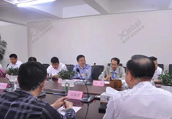 全國(guó)工商聯(lián)調(diào)研組一行人聽取工作匯報(bào)