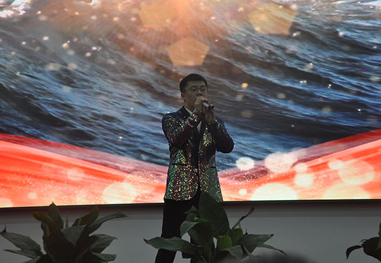 鑫海人唱《今天是你的生日，我的中國》