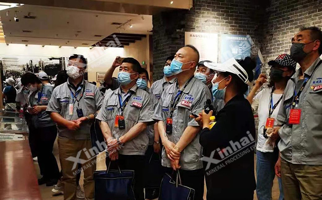 鑫海礦裝黨員在紀念館內(nèi)參觀學(xué)習(xí)