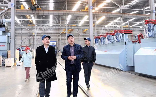 贛鋒鋰業(yè)董事長參觀鑫海設備廠房
