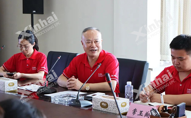 董事長張?jiān)讫堉罗o