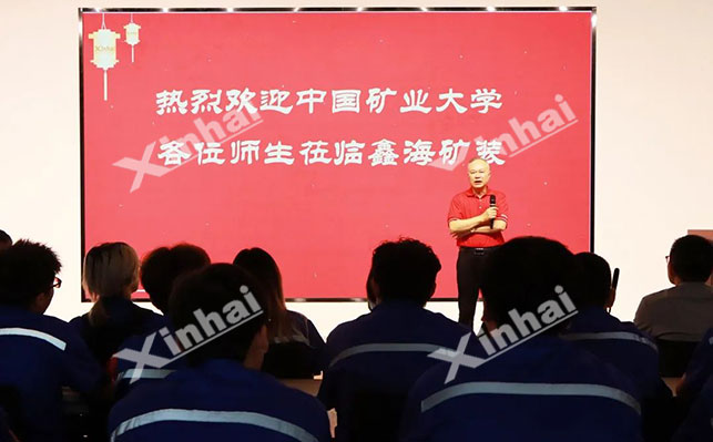 董事長(zhǎng)張?jiān)讫堉職g迎詞