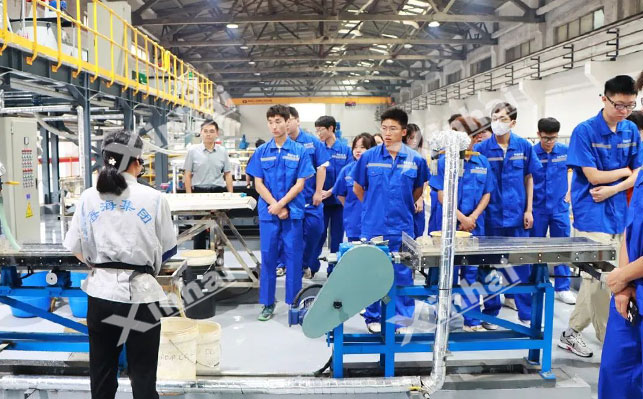 中國(guó)礦業(yè)大學(xué)師生們參觀鑫海礦山研究院