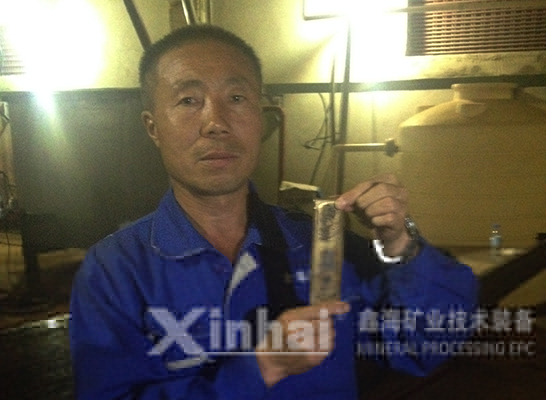 鑫海礦裝安裝調(diào)試項(xiàng)目部的姜云杰部長(zhǎng)，手中所拿的是該項(xiàng)目產(chǎn)出的第一批黃金